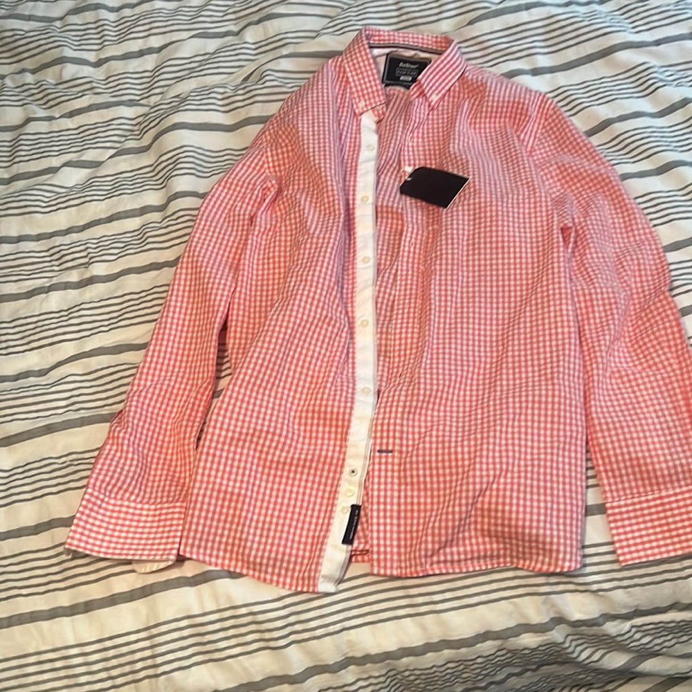 Man’s dress shirt Outfitters
EVERYDAY
IS A DAY TO SHINE
LARGE
EXCLUSIVE DESIGNED